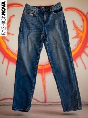 Fashion Nova Women's Medium Blue Straight-Leg Mom’s Jeans